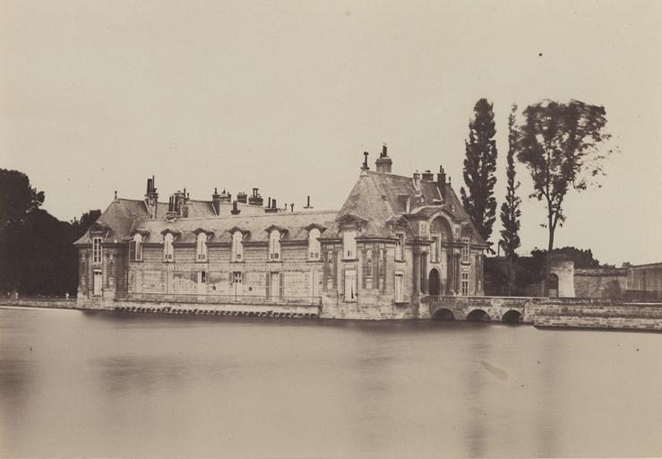 Le château : vue prise de la pelouse