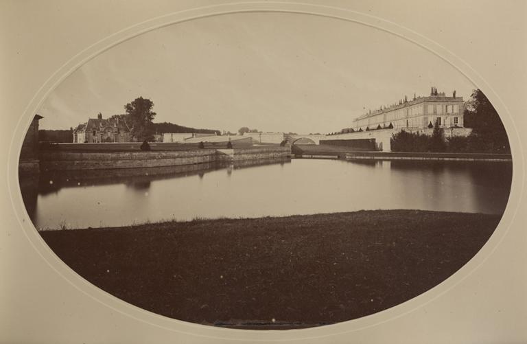 Le petit château, le château d'Enghien et le Pont du Roi vus de l'étang de Sylvie