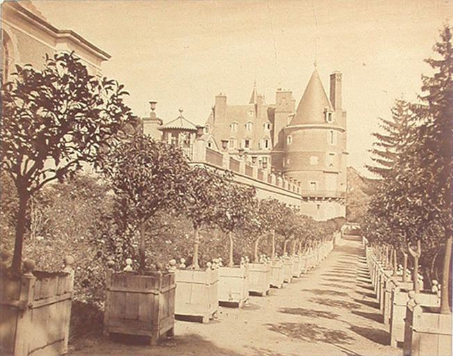 Randan. Château. Allée des Orangers