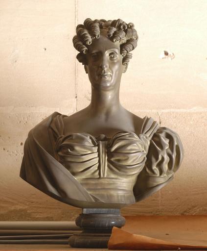 Buste de Marie-Amélie de Bourbon (1782-1866), reine des Français, sur piédouche
