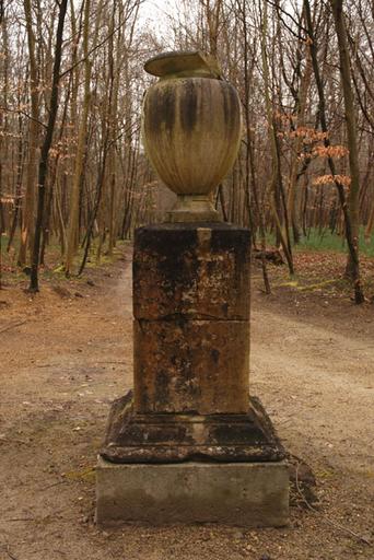 Quatre vases de jardin à tête de lion en bronze