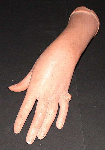 Main gauche de femme avec bijou