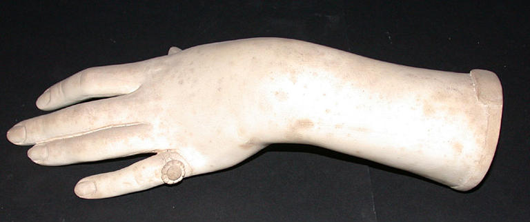 Main gauche de femme avec bijou