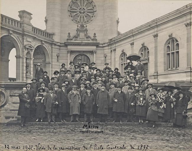 12 mai 1922. Visite de la promotion de l'Ecole Centrale de 1897, photographie de groupe prise devant la Chapelle