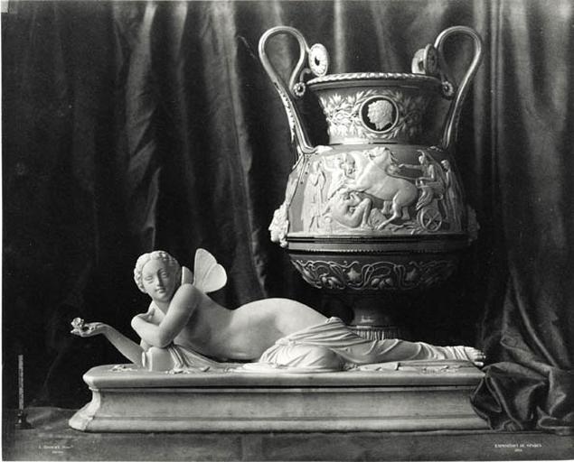 Vases de Sèvres à décor mythologique et une des quatre figures couchées modèle Klagmann.1853.1855