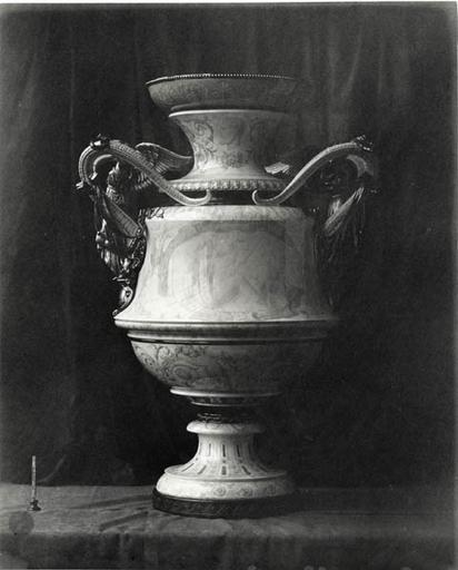 Céramique de Sèvres : vase de Mansard (INV No 51), sujet de Jean Goujon.1855