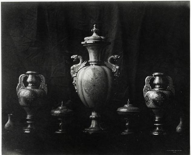 Céramique de Sèvres : vase à quatre lobes forme J. Peyre, vase style arabe forme Léon Feuchère, coupe Henri II No 114.1855