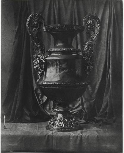 Céramique de Sèvres : un vase style Mansard, forme de J. Diéterle (INV No 55).1855