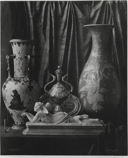 Composition avec trois vases de Sèvres et une figure couchée de Klagmann modèle 1853.1855