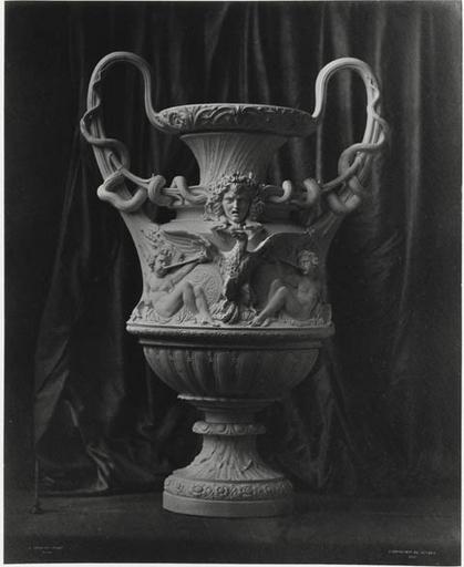 Vase de Sèvres : vase de la Guerre forme J. Diéterle.1855