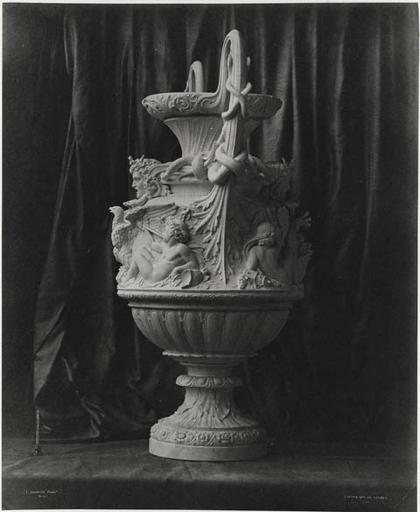 Vase de Sèvres : vase de la Guerre forme J. Diéterle.1855