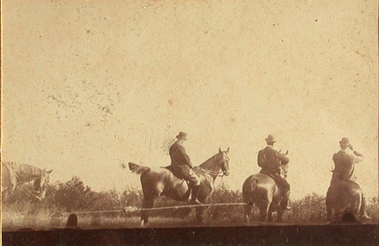 Grandes manoeuvres de l'Est. Camp de César. Bar-sur-Aube. 8 septembre 1891 (quatre photographies sous un même cadre)