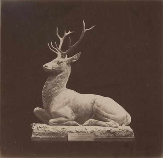 Cerf assis par Auguste Cain.1890 : Saint Huber attaqué au carrefour Saint-Remy forêt de Chantilly près de la Thève dans le village de Mongrésin après une partie de chasse le 4 9bre 1876 L.C. par Dupré