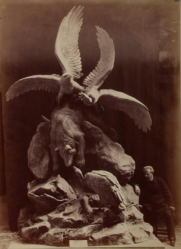 Auguste Cain devant son groupe sculpté, Aigle et vautours se disputant un ours mort, projet de cascade