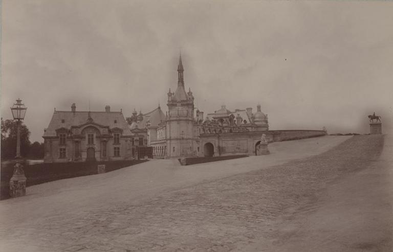 Le château de Chantilly vu du pied de la rampe du Connétable. après 1886. 953