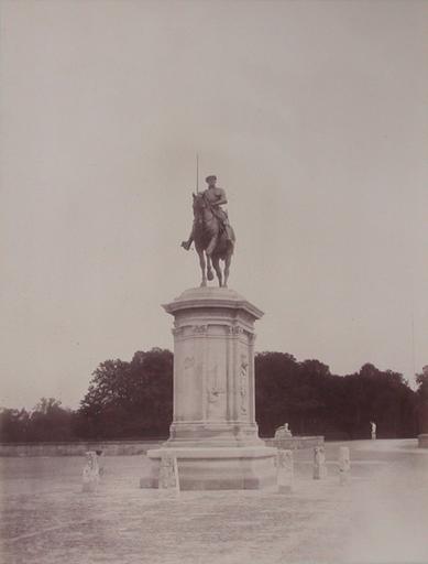 Chantilly : la statue du Connétable et la sphinge de Watrinelle à l'emplacement du cerf de Cain, après 1886. 954