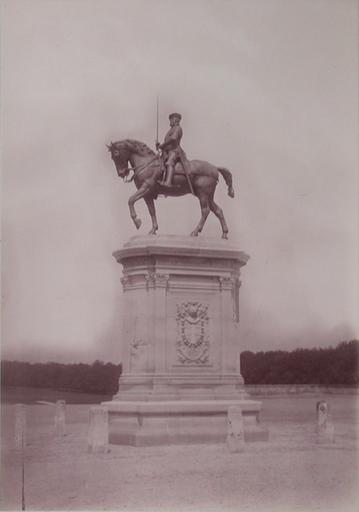 Chantilly : la statue du Connétable de profil, après 1886. 955