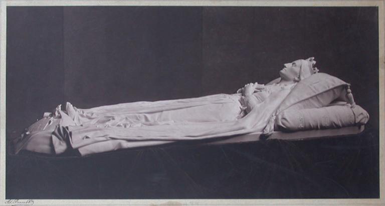 Gisant féminin couronné