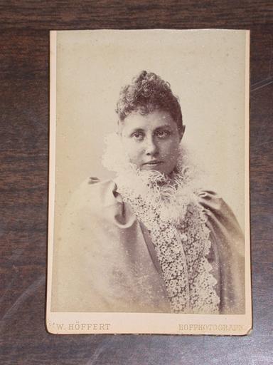Portrait de jeune femme inconnue en buste dans un cadre en velours