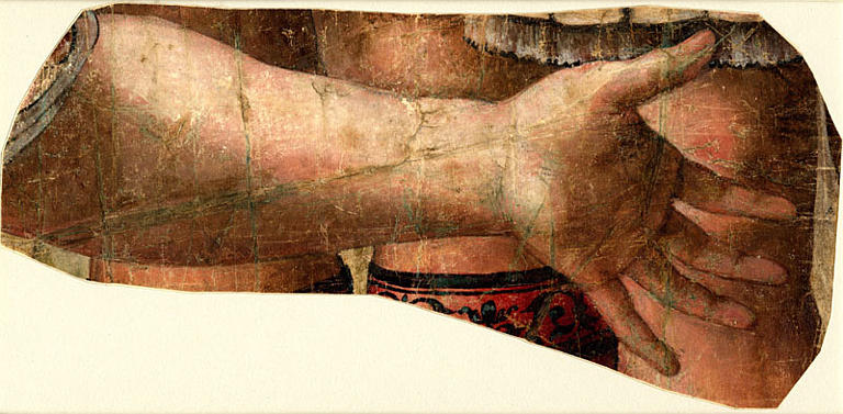 Avant bras et main gauche tendus vers la droite, devant les jambes d'une figure vêtue