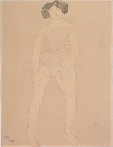 FEMME ASSISE DE FACE, LA CHEMISE RELEVEE SUR LES HANCHES