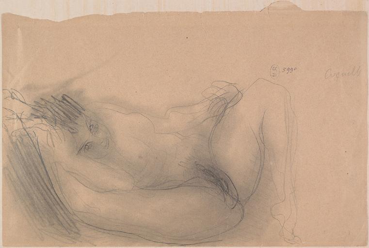 COQUILLE, FEMME NUE SUR LE DOS, MAINTENANT UNE JAMBE PRES DU VISAGE