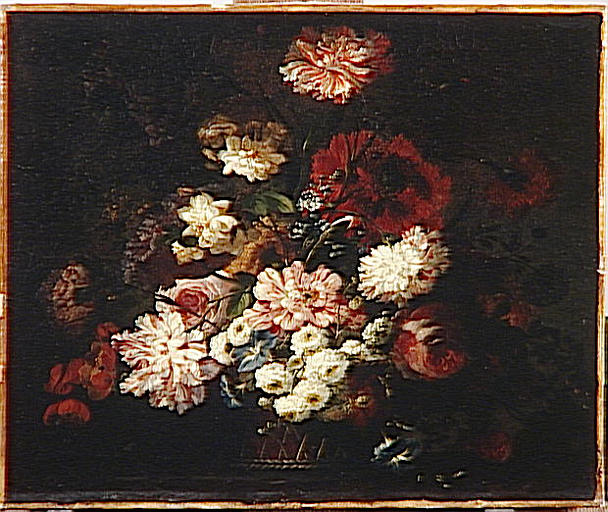Corbeille de fleurs sur une table