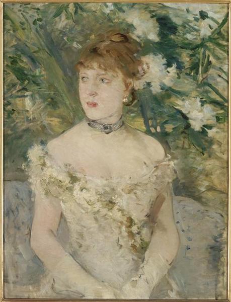 Jeune femme en toilette de bal