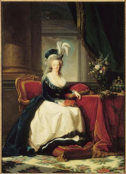 Reine Marie-Antoinette assise, en manteau bleu et robe blanche, tenant un livre à la main