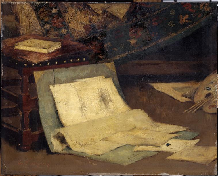 COIN D'ATELIER : CARTONS A DESSINS ET PALETTE DEVANT UN TABOURET