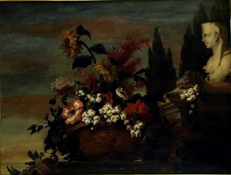 Vase de fleurs à l'écusson de France et au sphinx de marbre