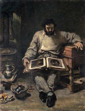 Marc Trapadoux examinant un livre d'estampes