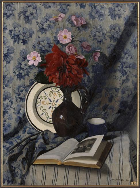 DAHLIAS ROUGES ET LIVRE OUVERT