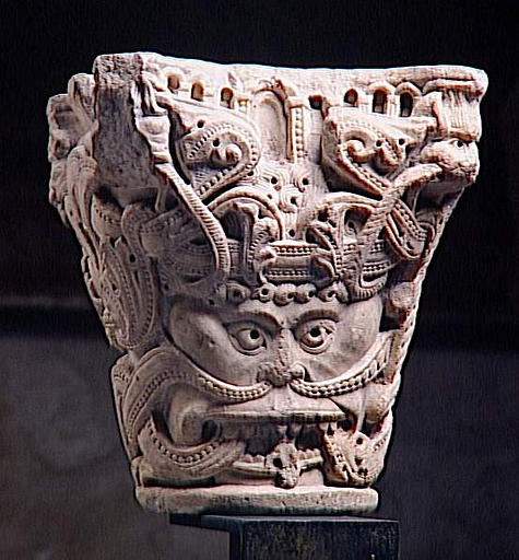 CHAPITEAU DE NOTRE-DAME DES DOMS A TROIS FACES : MASQUES ET ENTRELAC