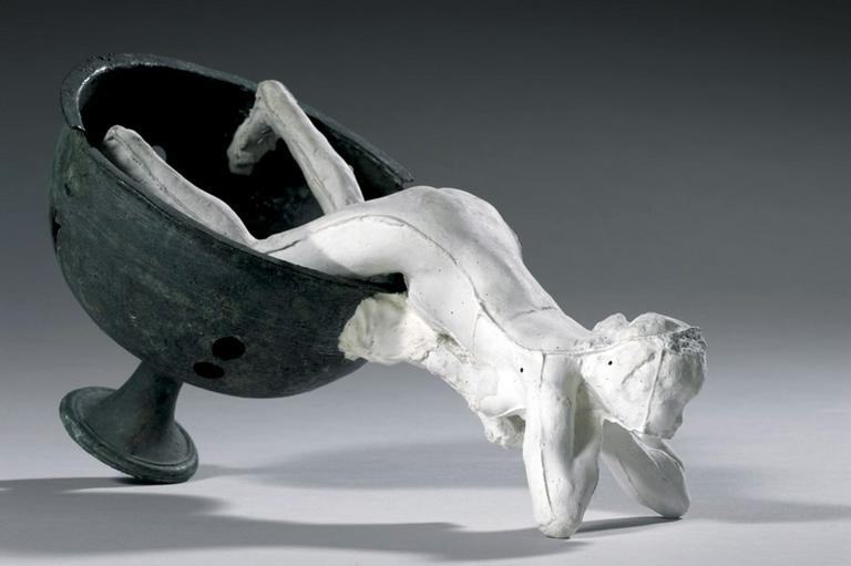 ASSEMBLAGE : NU FEMININ DANS UNE COUPE EN METAL