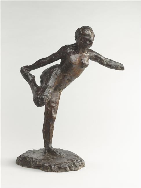 DANSEUSE FAISANT LE MOUVEMENT DE TENIR SON PIED