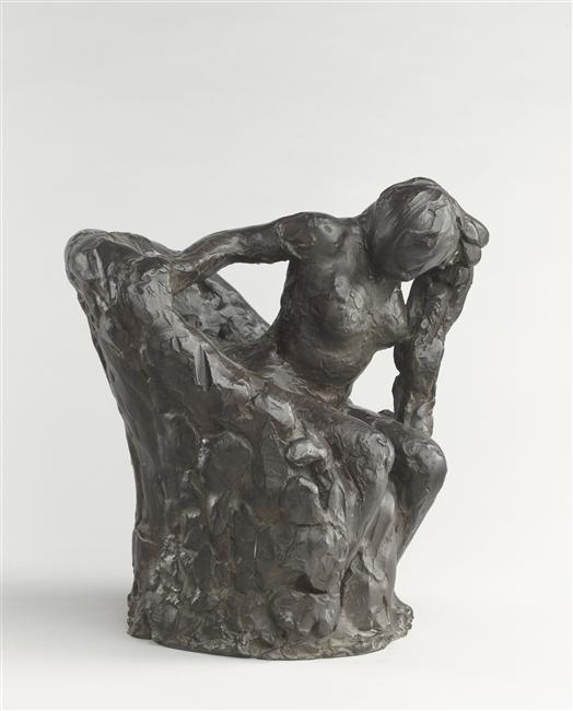 FEMME ASSISE S'ESSUYANT LA NUQUE