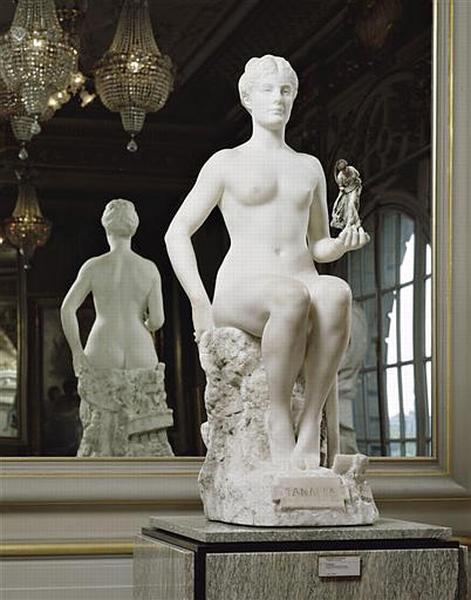TANAGRA (TENANT DANS SA MAIN GAUCHE LA DANSEUSE AU CERCEAU)