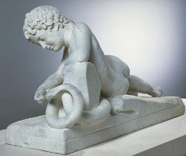 Enfant donnant à manger à un serpent