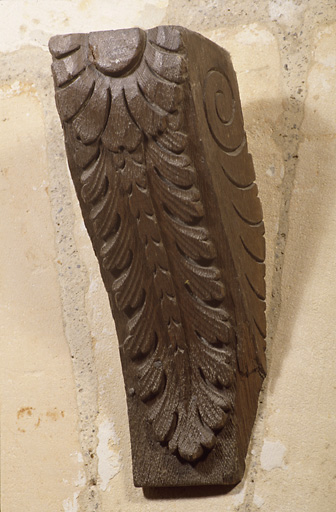 CONSOLE D'ENCORBELLEMENT A LA PLUME