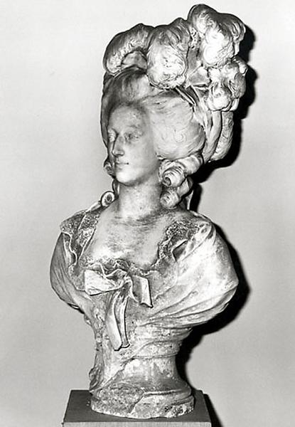 MARIE ANTOINETTE (1755-1793) ; BUSTE DE FEMME EN PLUMES D'AUTRUCHE