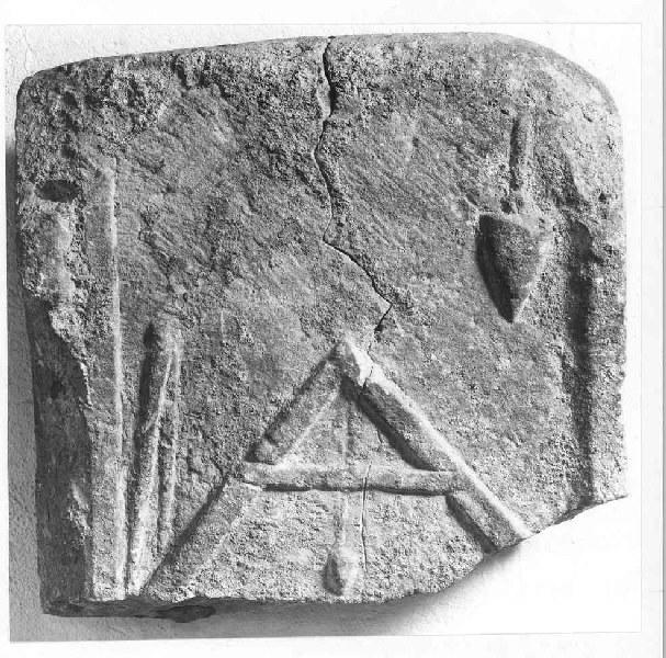 Monument funéraire à compas et fil à plomb