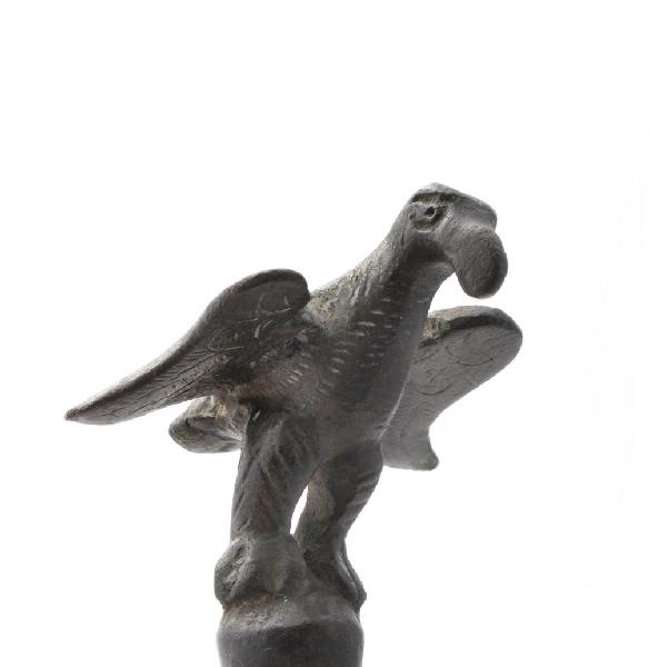 Aigle perché sur un globe