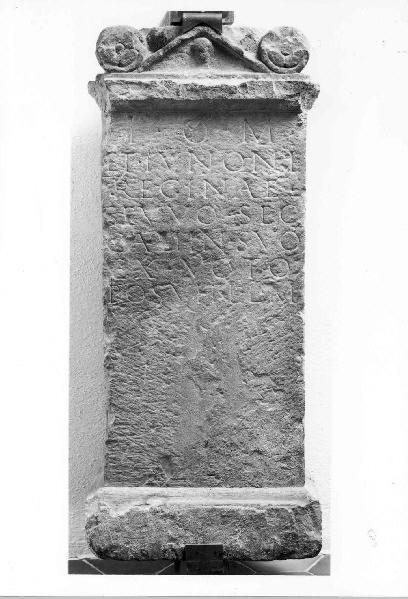Autel dédié à Jupiter et Junon