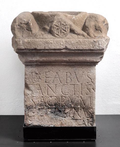 Autel votif dédié aux déesses saintes