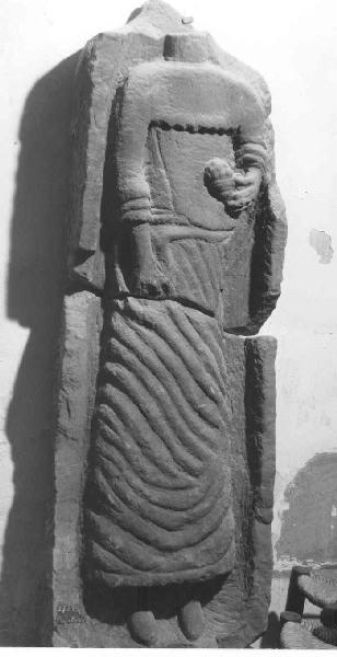 Stèle à personnage féminin
