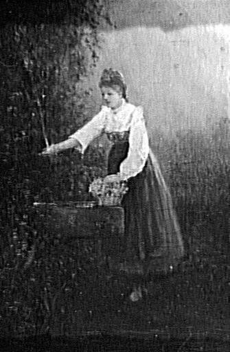 Alsacienne à la fontaine