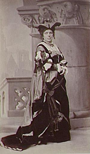 Portrait d'une femme en costume Renaissance