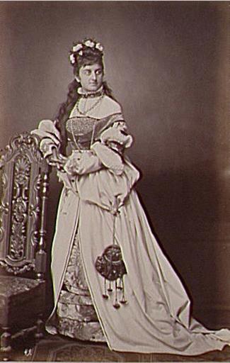 Portrait d'une femme en costume Renaissance