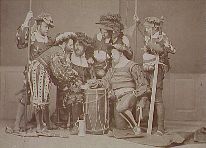 Portrait d'un groupe de six hommes (Riezler, Bouché, Haffner, Moteli, Plall et Wie) en costume de soldats jouant aux dés